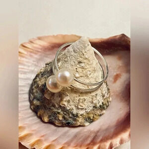 🏵️  Sterling Silver 🏵️ Ring with a 2 white freshwater pearls 🏵️